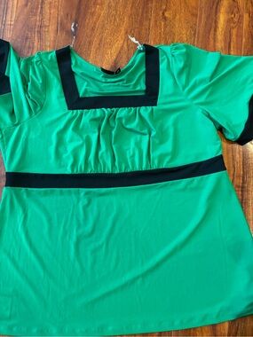 Green Contrast-Trim Women's Top
